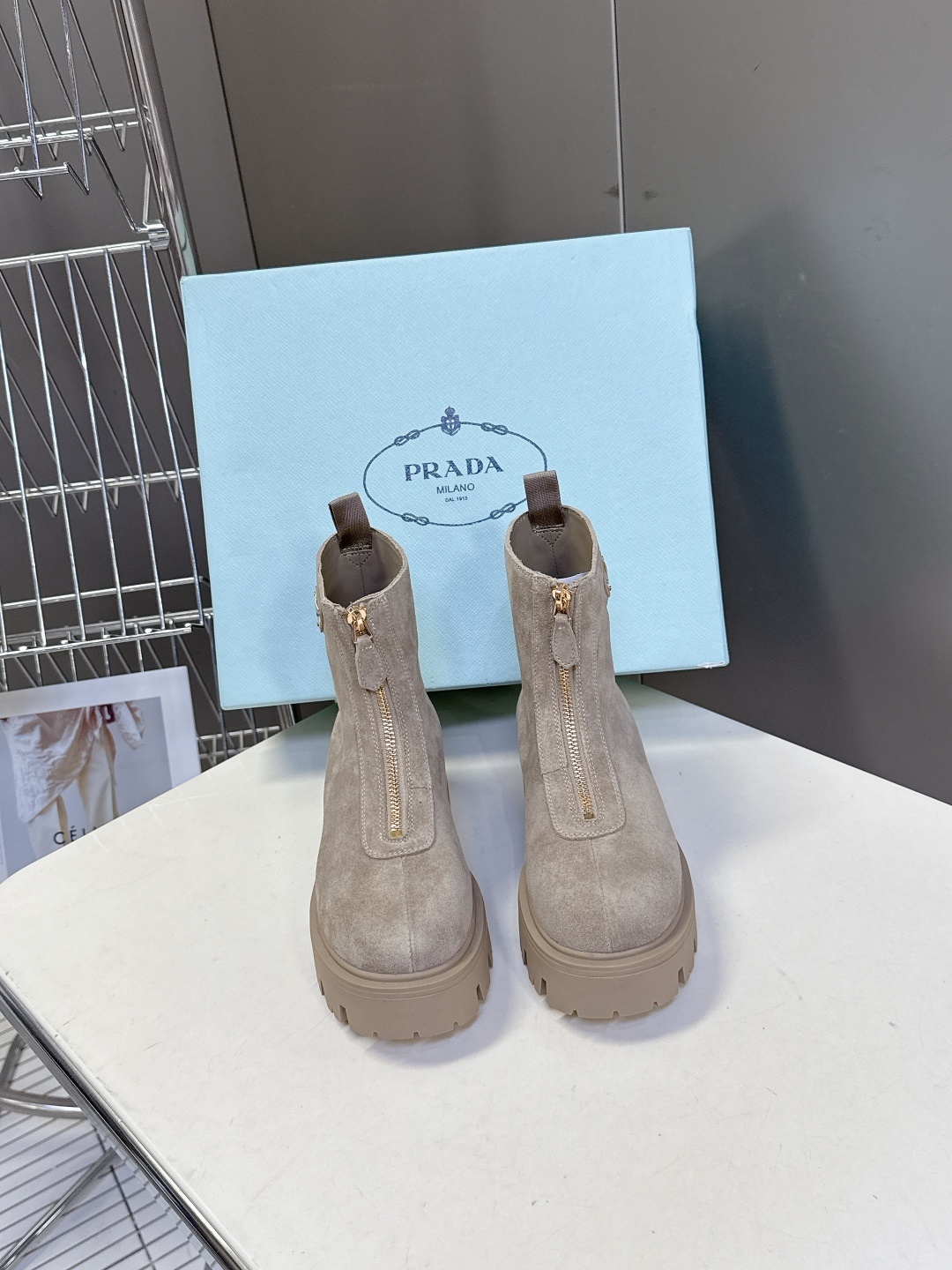 PRADA 普拉达秋冬最新款三角标一脚蹬女靴 超多明星网红种草 冬天买不到的系列,绝对是今年的大爆款贼好