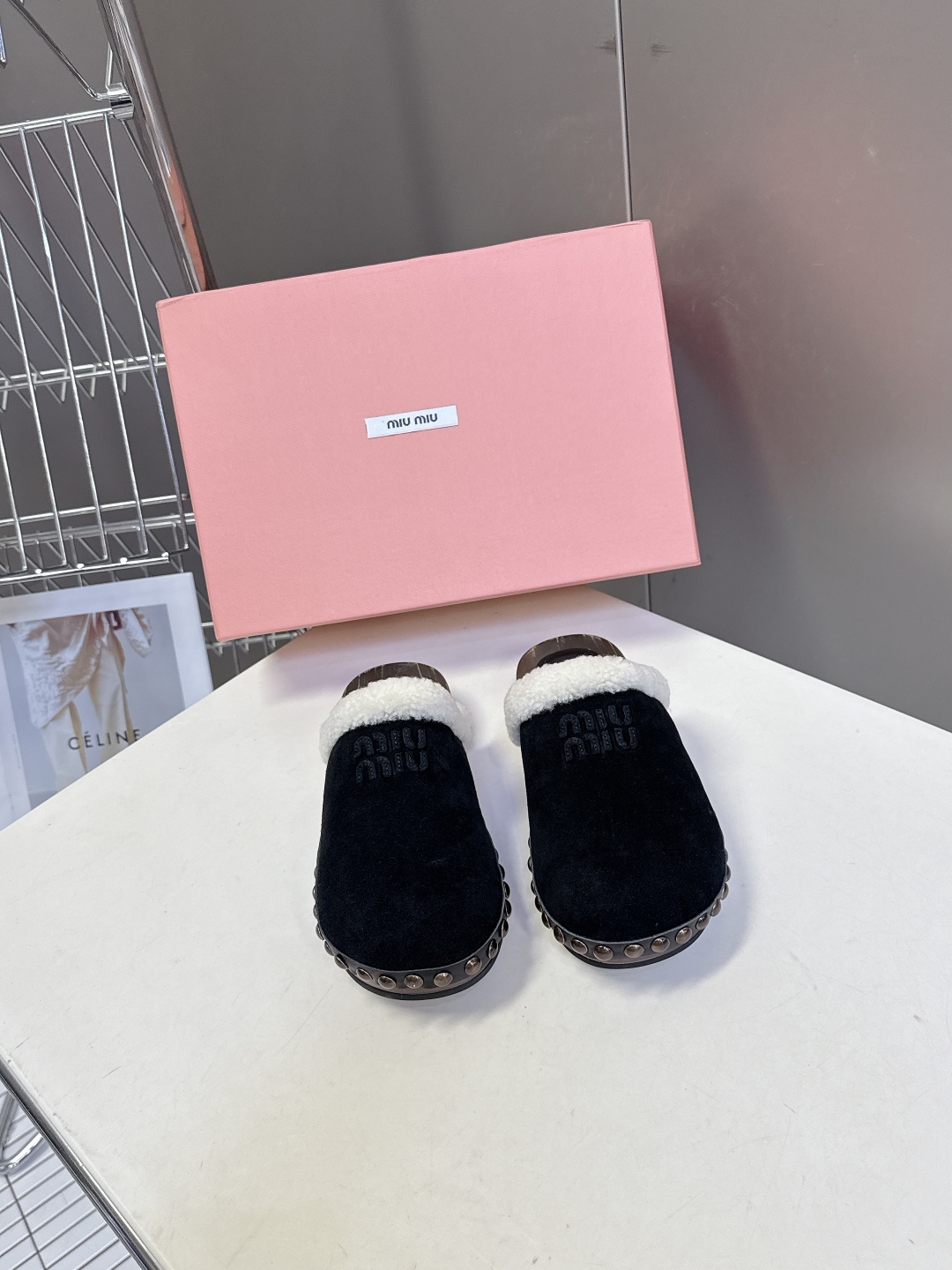 MiuMiu缪缪最新秋冬款毛毛拖 毛毛鞋 超多明星网红种草 简约鞋面搭配miu家字母logo非常的醒目 