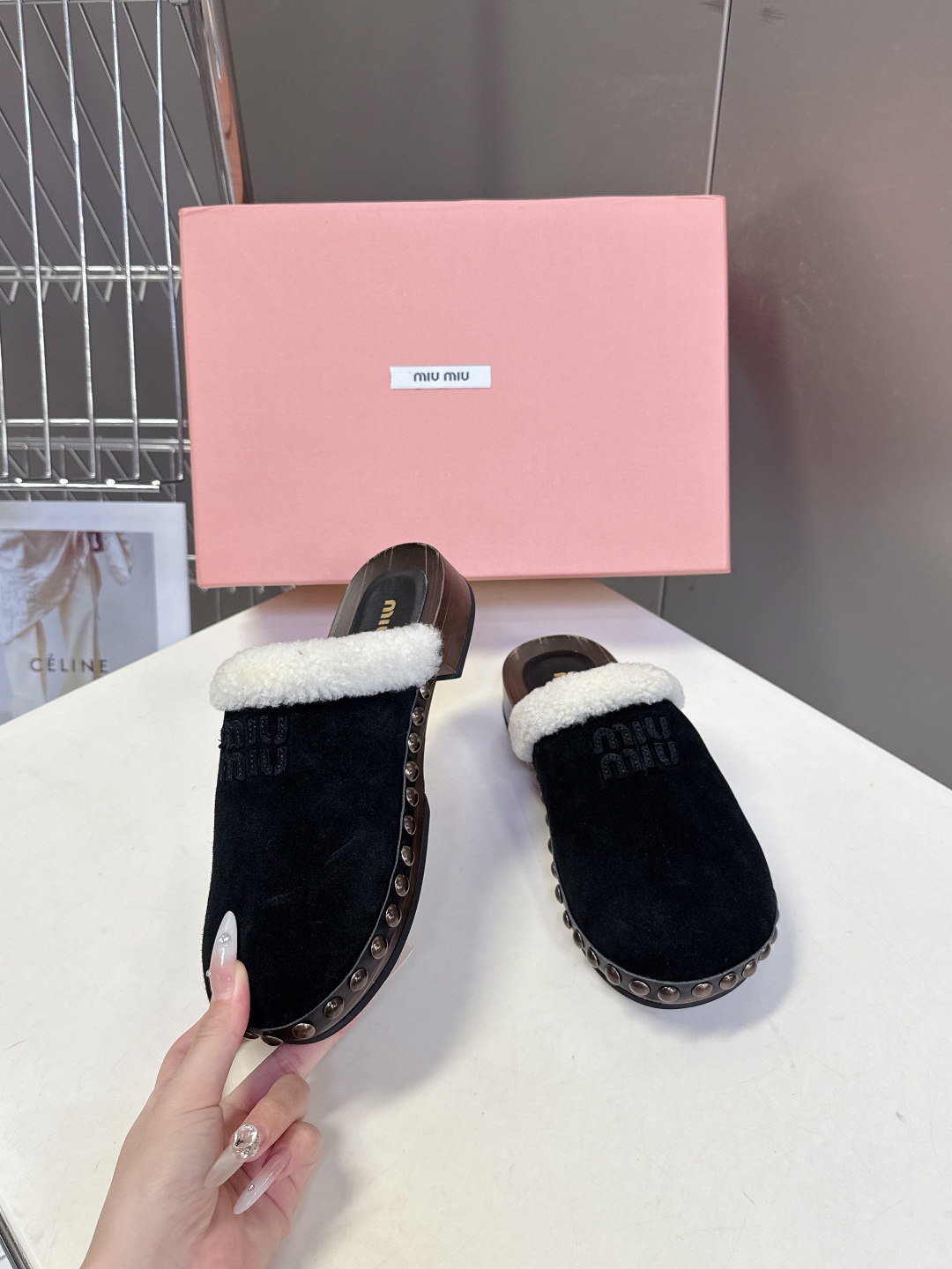 MiuMiu缪缪最新秋冬款毛毛拖 毛毛鞋 超多明星网红种草 简约鞋面搭配miu家字母logo非常的醒目 