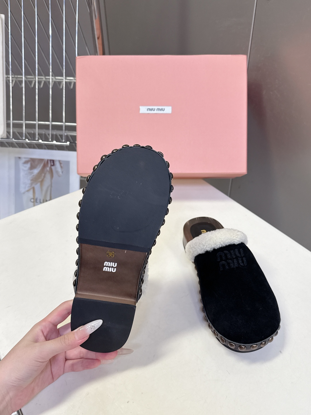 MiuMiu缪缪最新秋冬款毛毛拖 毛毛鞋 超多明星网红种草 简约鞋面搭配miu家字母logo非常的醒目 