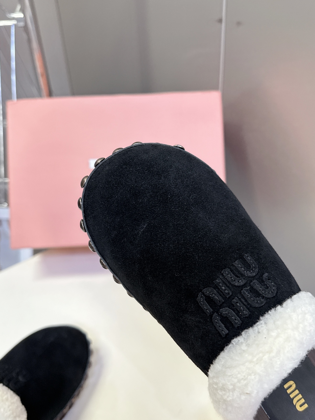 MiuMiu缪缪最新秋冬款毛毛拖 毛毛鞋 超多明星网红种草 简约鞋面搭配miu家字母logo非常的醒目 