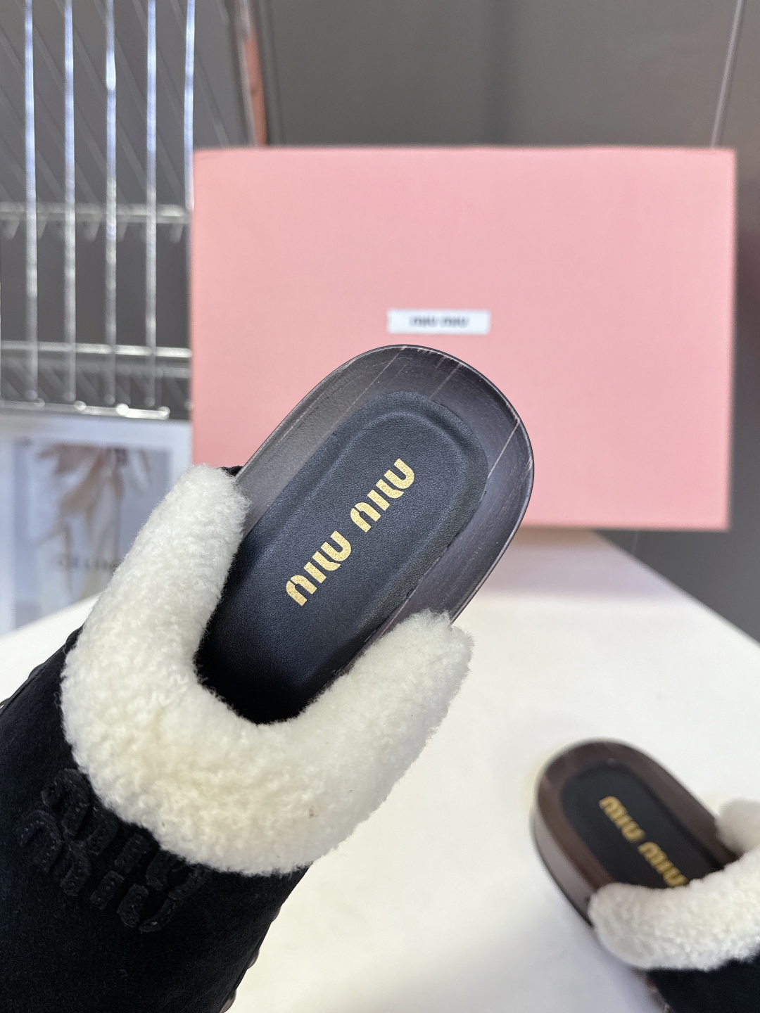 MiuMiu缪缪最新秋冬款毛毛拖 毛毛鞋 超多明星网红种草 简约鞋面搭配miu家字母logo非常的醒目 