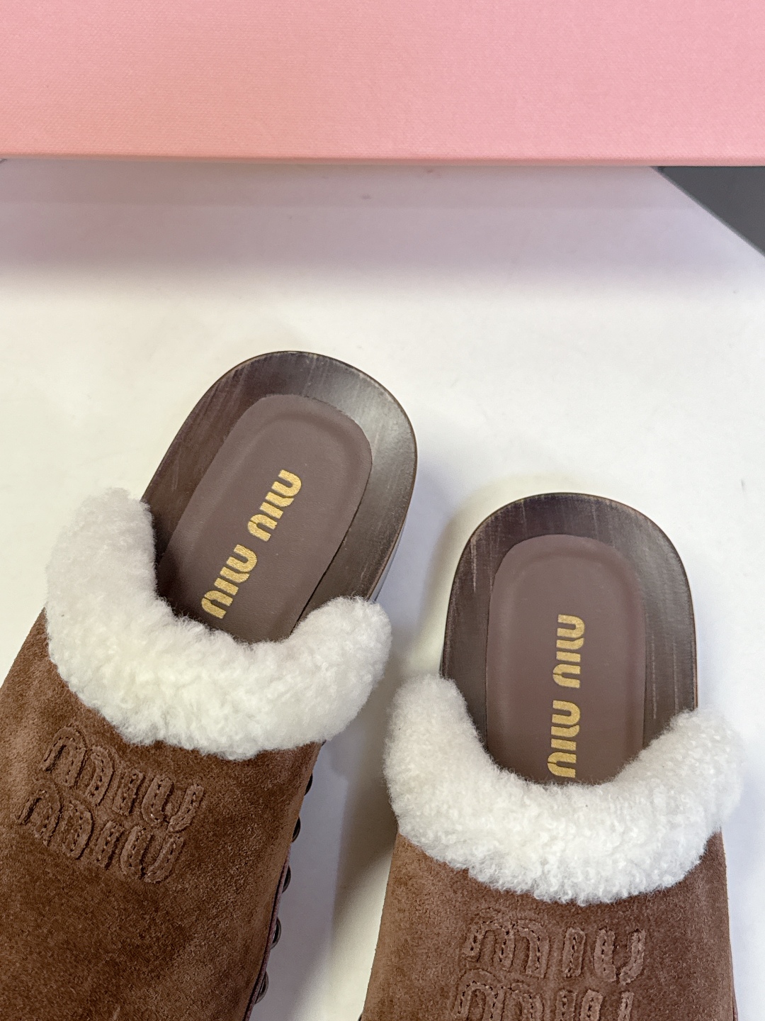 MiuMiu缪缪最新秋冬款毛毛拖 毛毛鞋 超多明星网红种草 简约鞋面搭配miu家字母logo非常的醒目 