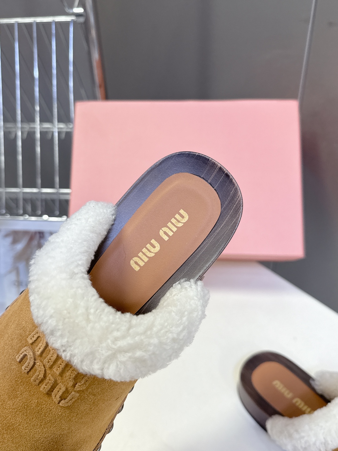 MiuMiu缪缪最新秋冬款毛毛拖 毛毛鞋 超多明星网红种草 简约鞋面搭配miu家字母logo非常的醒目 