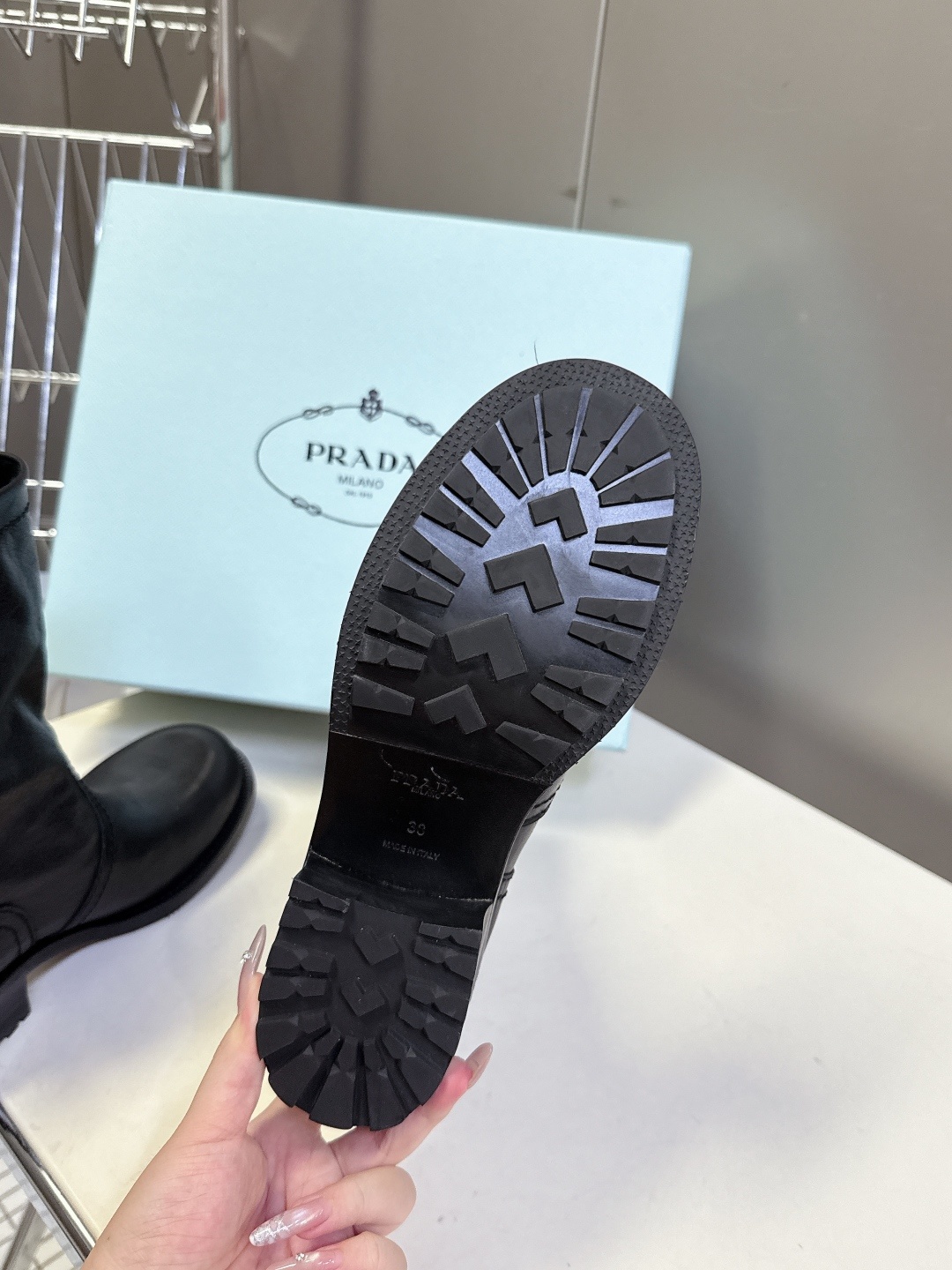 普拉达PRADA2025秋冬最新款堆堆靴 超多明星时尚博主种草 感受秋日与西部复古风的碰撞 慵懒风席卷而