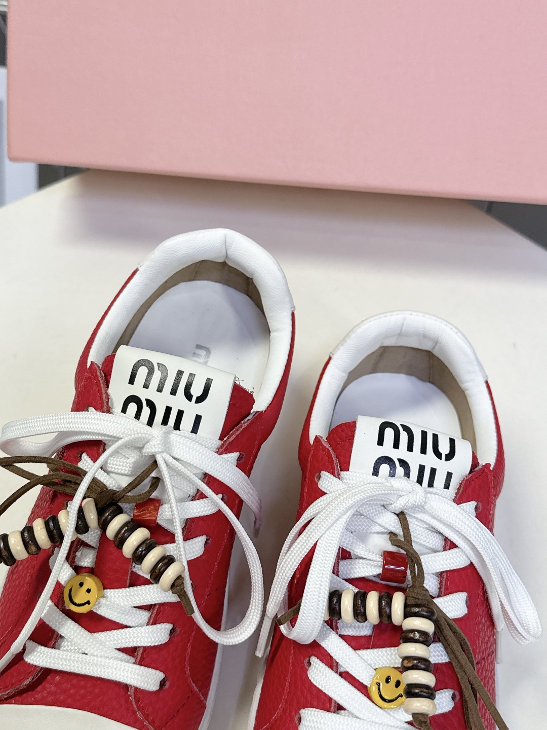 MIUMIU 缪缪最新款美式复古风~ 颜值担当火爆款双鞋带小白鞋 不得不入的一款～做旧时尚，简约高级 随