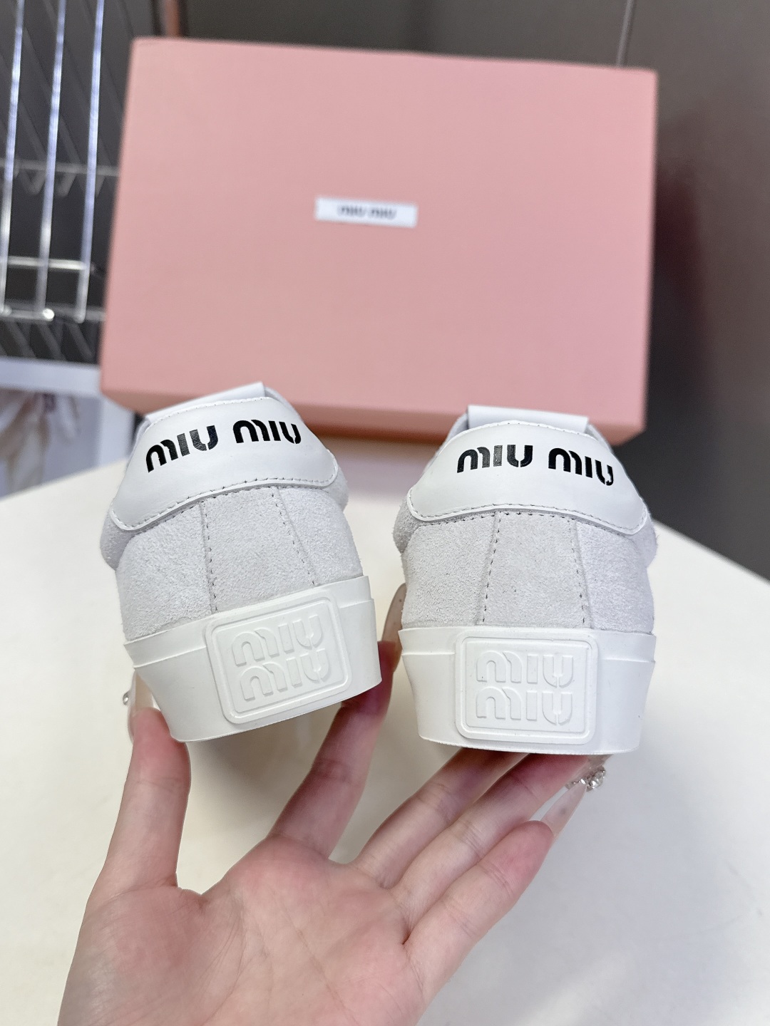 MIUMIU 缪缪最新款美式复古风~ 颜值担当火爆款双鞋带小白鞋 不得不入的一款～做旧时尚，简约高级 随