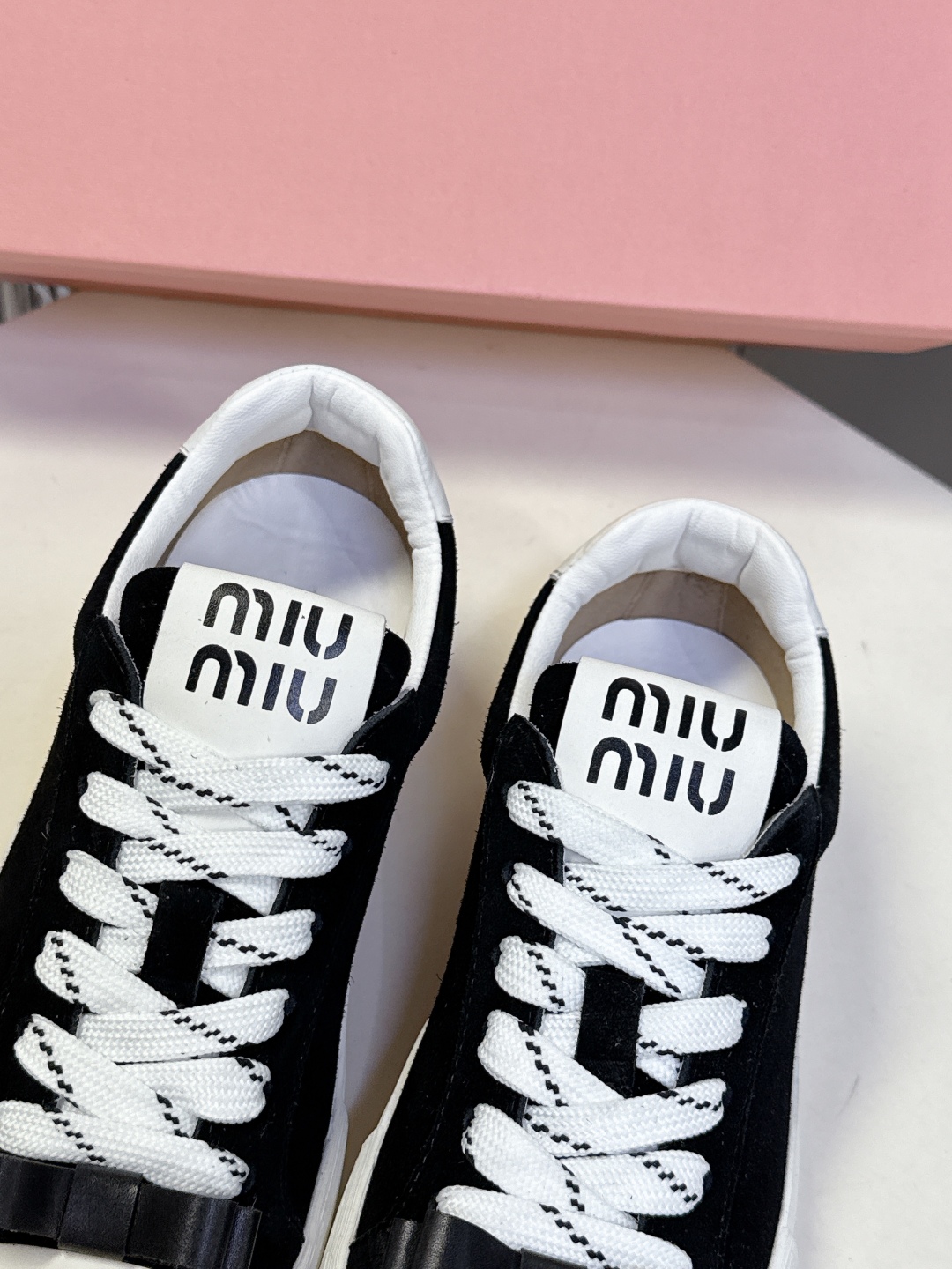 MIUMIU 缪缪最新款美式复古风~ 颜值担当火爆款双鞋带小白鞋 不得不入的一款～做旧时尚，简约高级 随