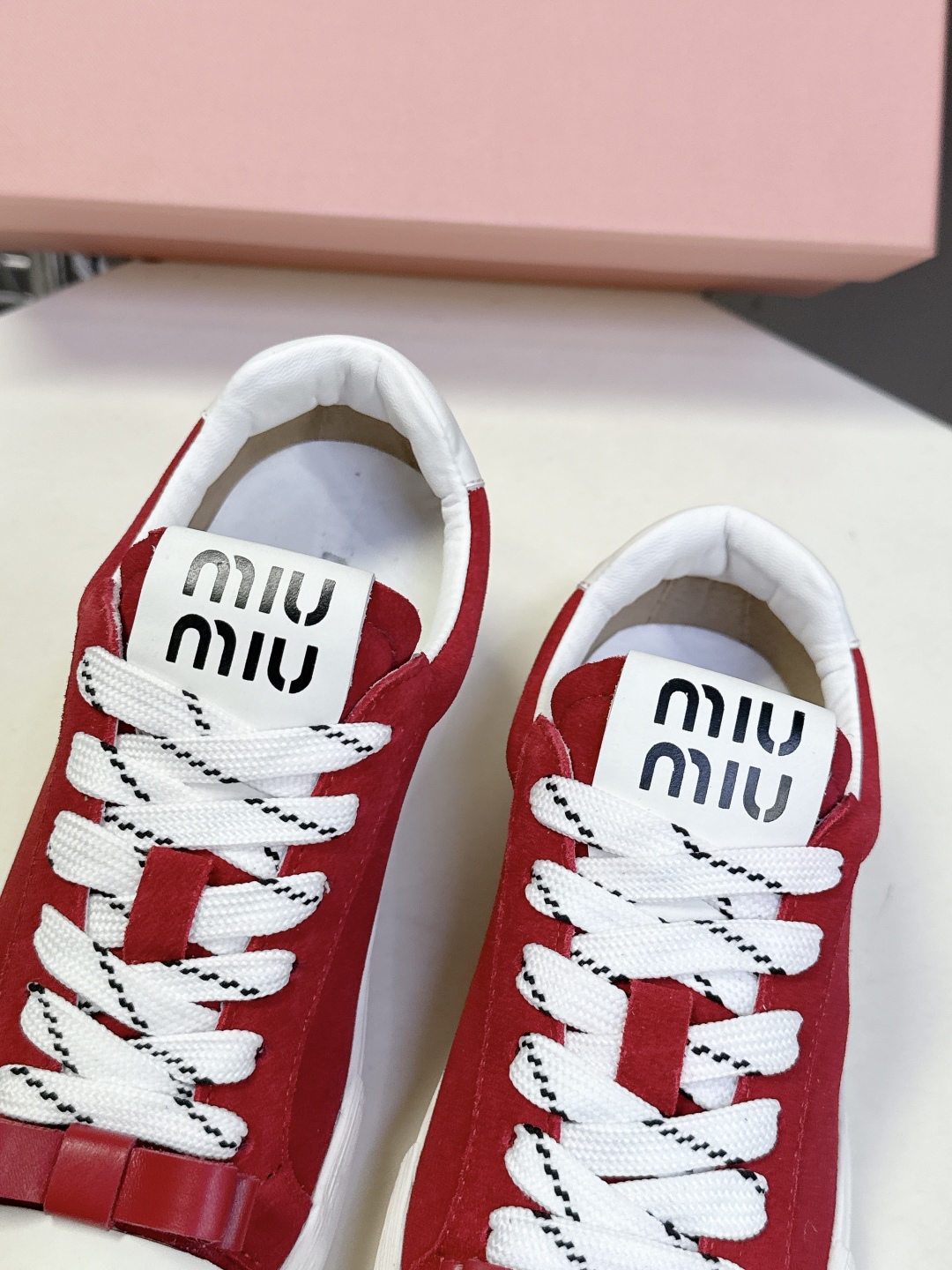 MIUMIU 缪缪最新款美式复古风~ 颜值担当火爆款双鞋带小白鞋 不得不入的一款～做旧时尚，简约高级 随