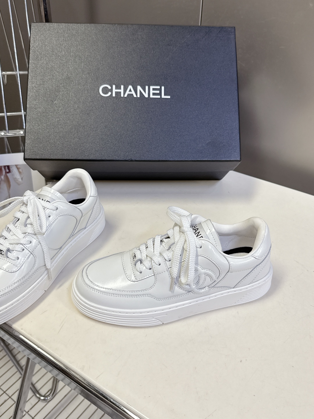 CHANEL香奈儿最新款休闲鞋运动鞋 最近真的🔥火出圈啦 一上脚就被惊艳到了 舒适度简直绝了 非常秀气 