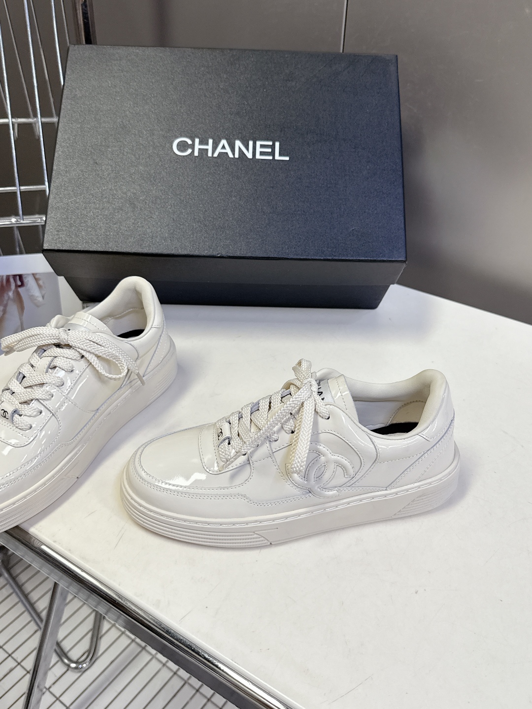 CHANEL香奈儿最新款休闲鞋运动鞋 最近真的🔥火出圈啦 一上脚就被惊艳到了 舒适度简直绝了 非常秀气 