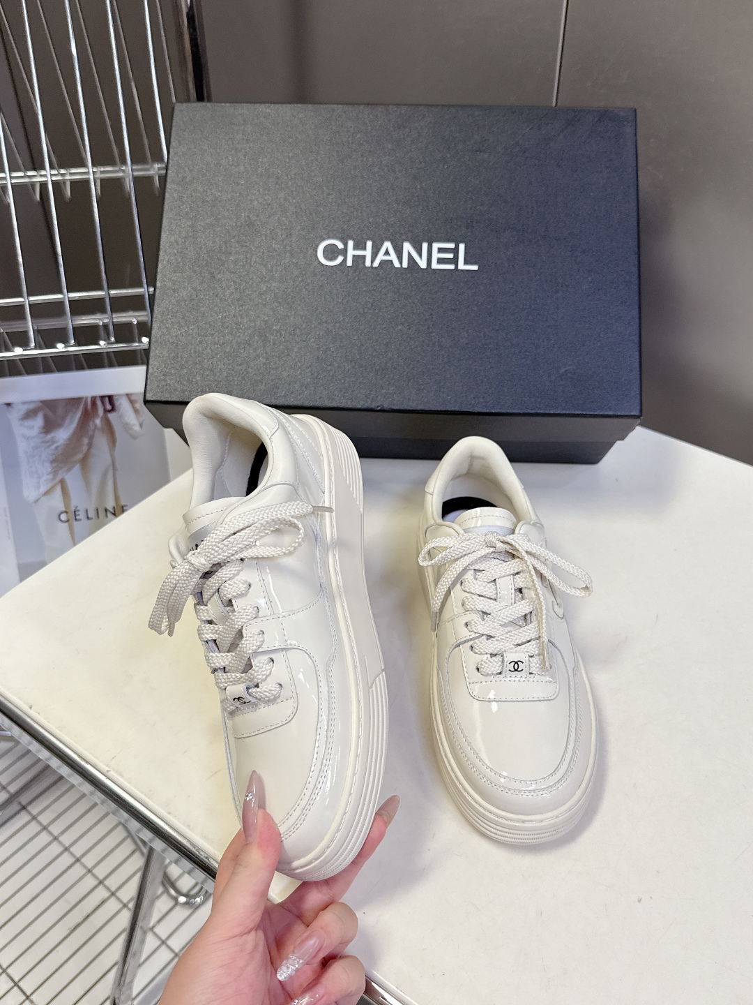 CHANEL香奈儿最新款休闲鞋运动鞋 最近真的🔥火出圈啦 一上脚就被惊艳到了 舒适度简直绝了 非常秀气 