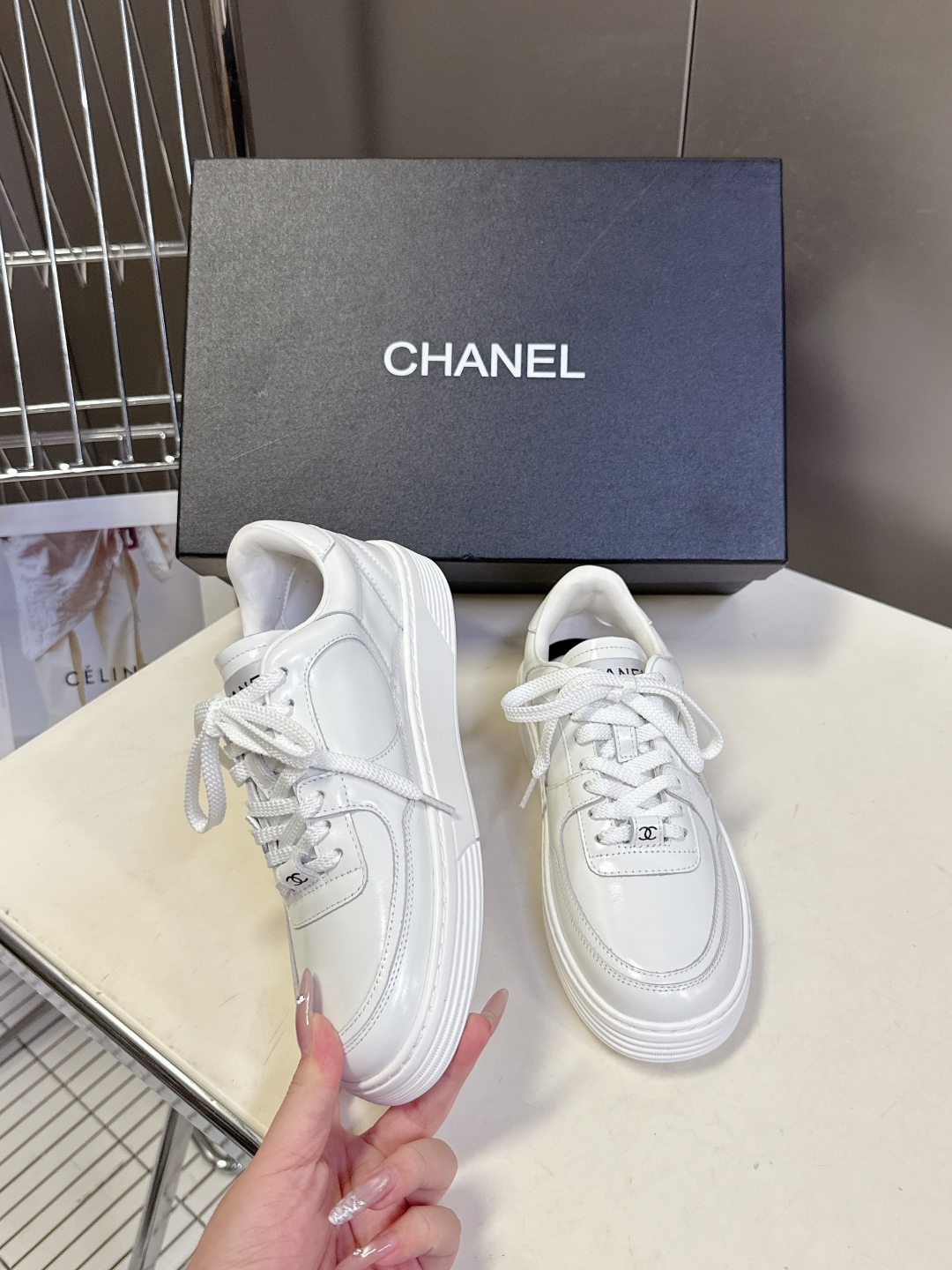 CHANEL香奈儿最新款休闲鞋运动鞋 最近真的🔥火出圈啦 一上脚就被惊艳到了 舒适度简直绝了 非常秀气 