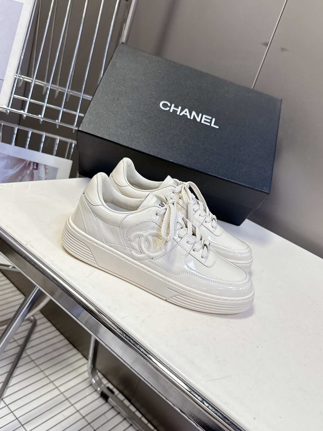CHANEL香奈儿最新款休闲鞋运动鞋 最近真的🔥火出圈啦 一上脚就被惊艳到了 舒适度简直绝了 非常秀气 
