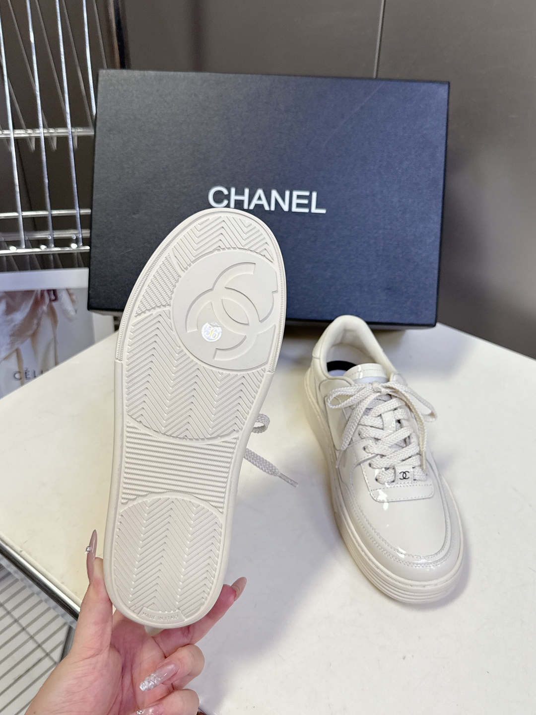 CHANEL香奈儿最新款休闲鞋运动鞋 最近真的🔥火出圈啦 一上脚就被惊艳到了 舒适度简直绝了 非常秀气 