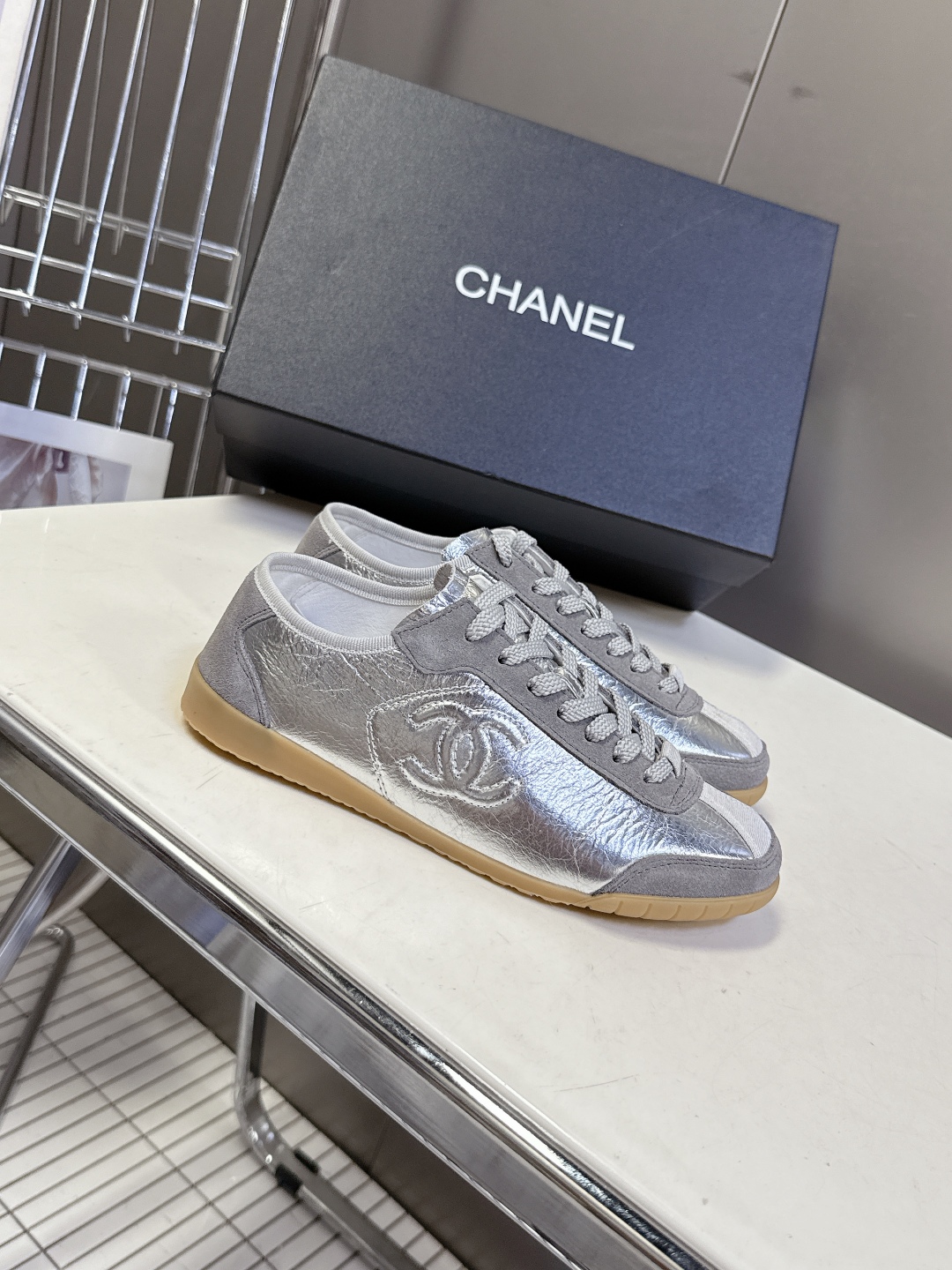 CHANEL香奈儿最新款休闲鞋运动鞋 最近真的🔥火出圈啦 一上脚就被惊艳到了 舒适度简直绝了 非常秀气 