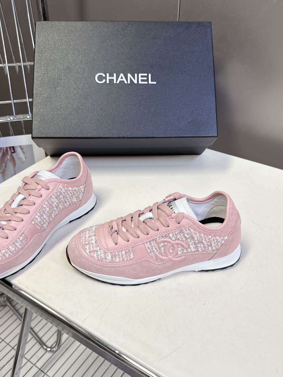 CHANEL香奈儿25K最新款休闲鞋运动鞋 最近真的🔥火出圈啦 一上脚就被惊艳到了 舒适度简直绝了 非常
