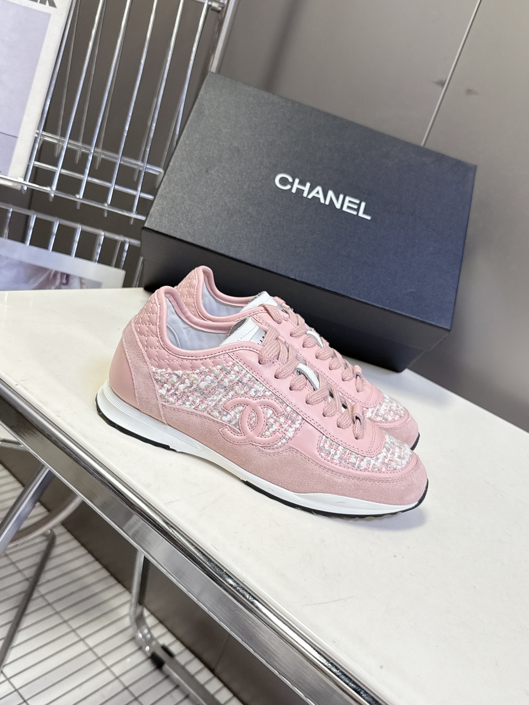 CHANEL香奈儿25K最新款休闲鞋运动鞋 最近真的🔥火出圈啦 一上脚就被惊艳到了 舒适度简直绝了 非常