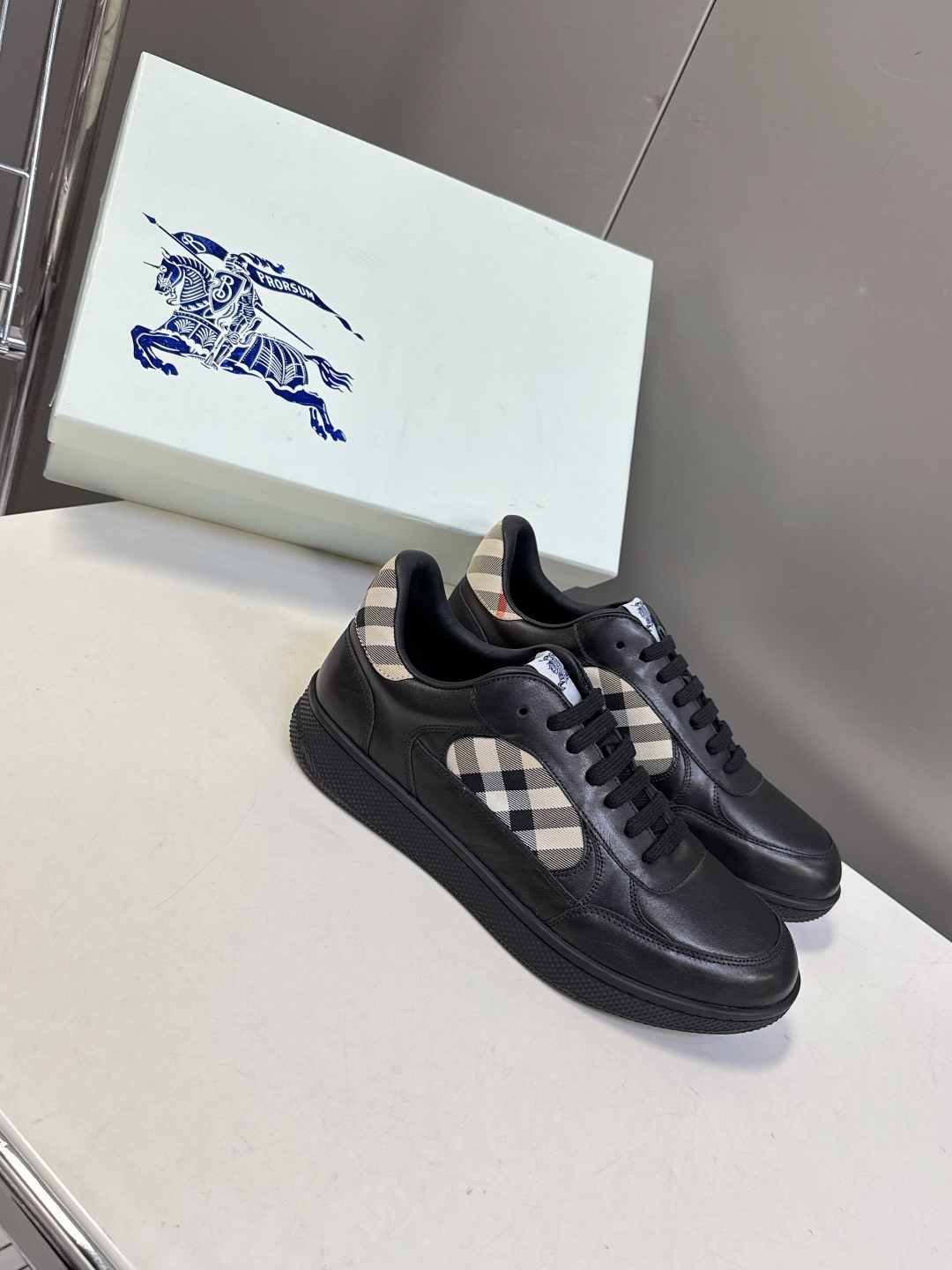 巴宝莉Burberry2025秋冬最新情侣款休闲鞋 运动鞋超多明星时尚博主种草 经典的休闲板鞋设计 细节