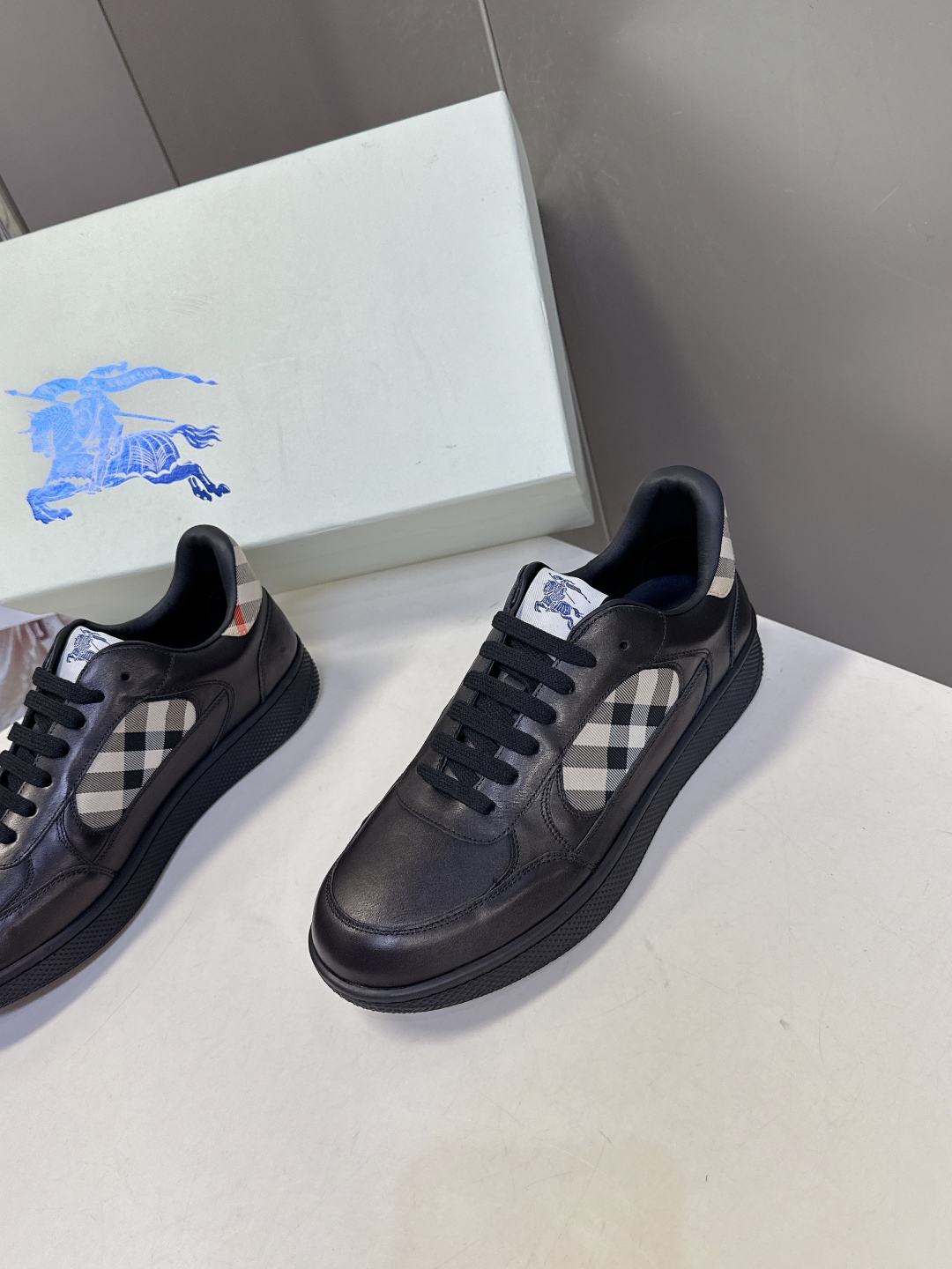 巴宝莉Burberry2025秋冬最新情侣款休闲鞋 运动鞋超多明星时尚博主种草 经典的休闲板鞋设计 细节