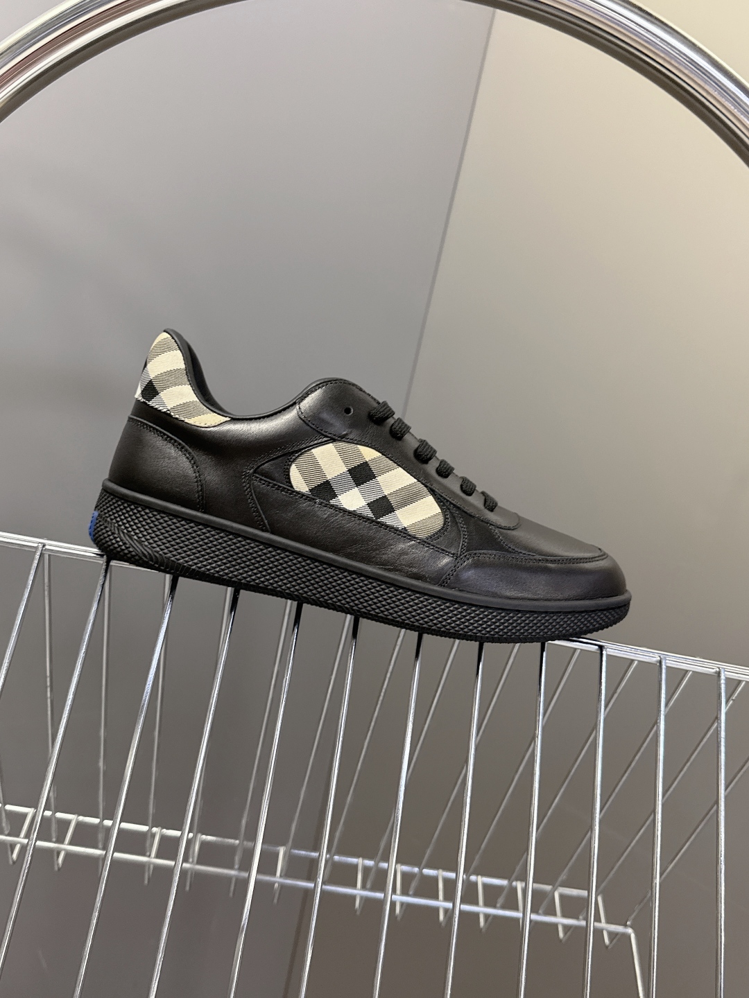 巴宝莉Burberry2025秋冬最新情侣款休闲鞋 运动鞋超多明星时尚博主种草 经典的休闲板鞋设计 细节