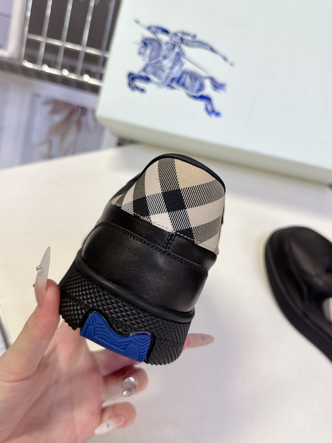巴宝莉Burberry2025秋冬最新情侣款休闲鞋 运动鞋超多明星时尚博主种草 经典的休闲板鞋设计 细节