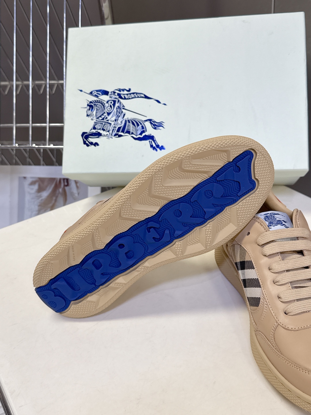 巴宝莉Burberry2025秋冬最新情侣款休闲鞋 运动鞋超多明星时尚博主种草 经典的休闲板鞋设计 细节