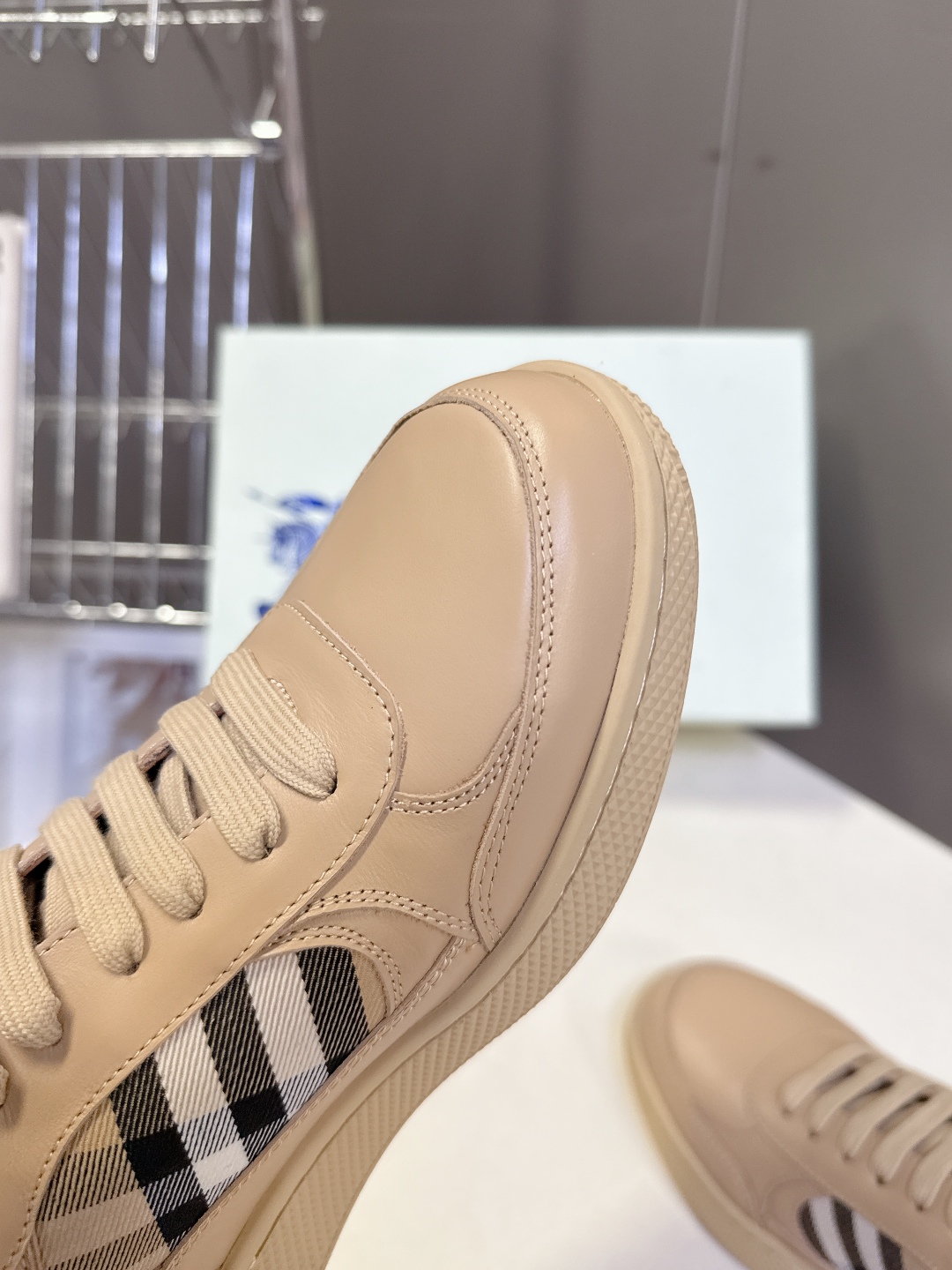 巴宝莉Burberry2025秋冬最新情侣款休闲鞋 运动鞋超多明星时尚博主种草 经典的休闲板鞋设计 细节