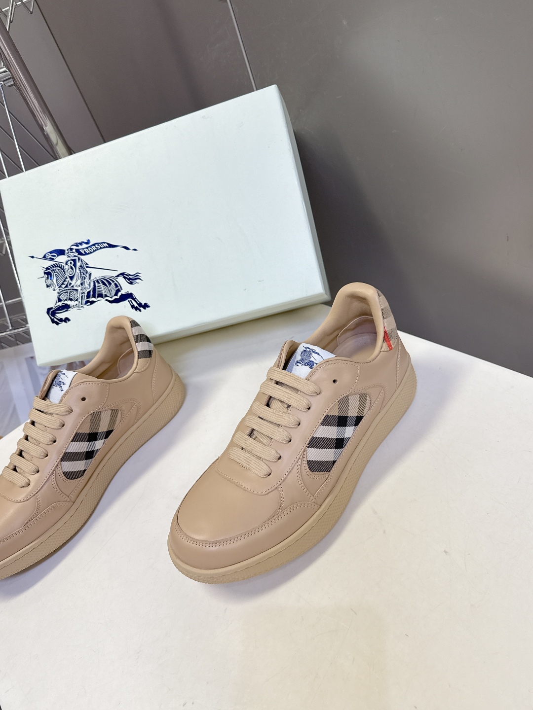 巴宝莉Burberry2025秋冬最新情侣款休闲鞋 运动鞋超多明星时尚博主种草 经典的休闲板鞋设计 细节