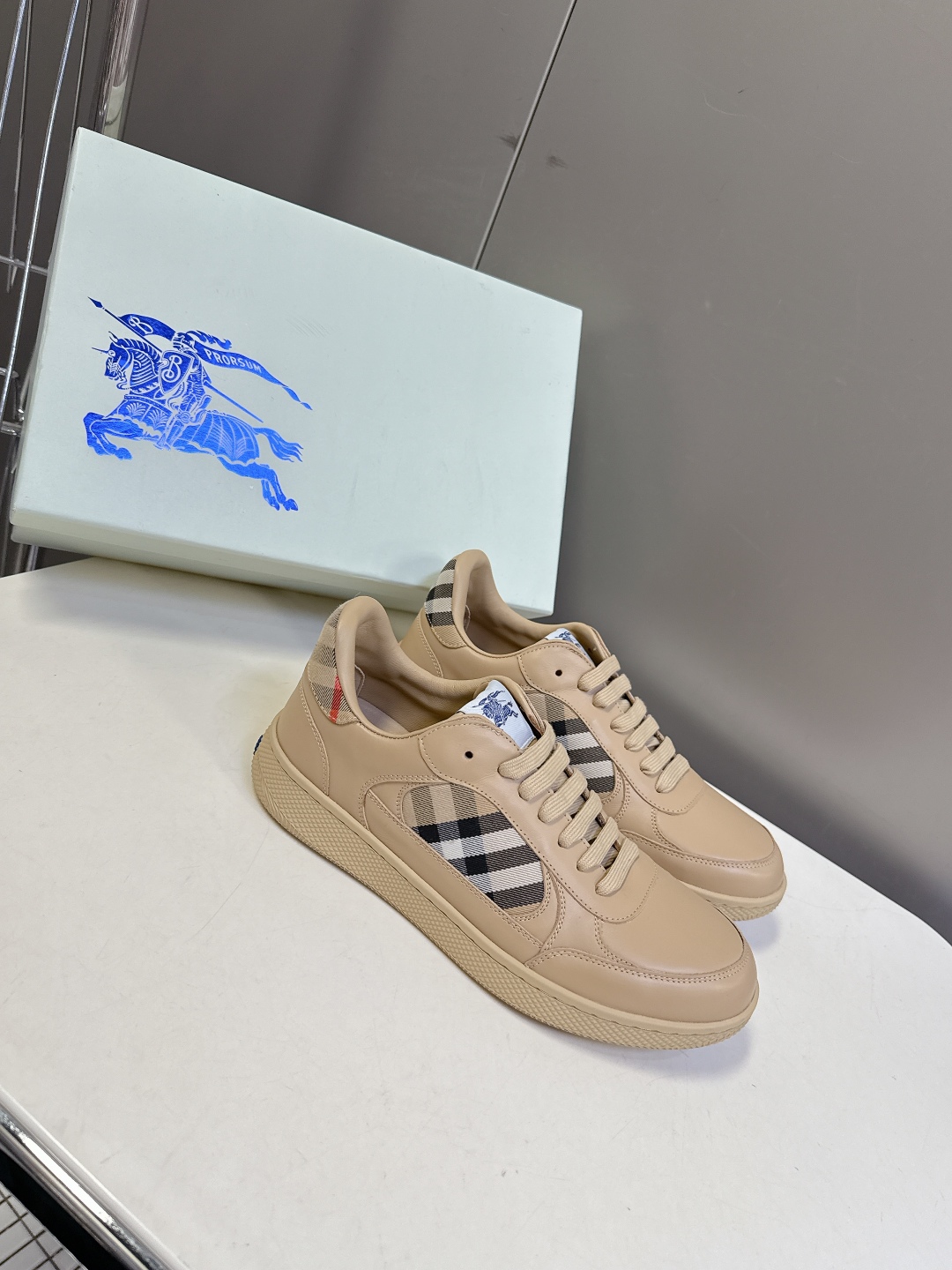 巴宝莉Burberry2025秋冬最新情侣款休闲鞋 运动鞋超多明星时尚博主种草 经典的休闲板鞋设计 细节