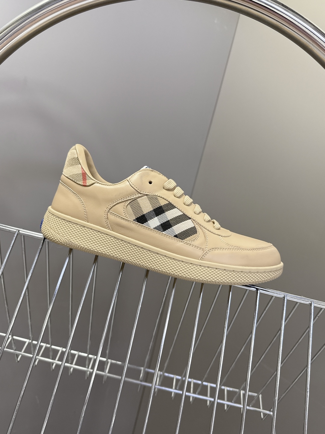 巴宝莉Burberry2025秋冬最新情侣款休闲鞋 运动鞋超多明星时尚博主种草 经典的休闲板鞋设计 细节