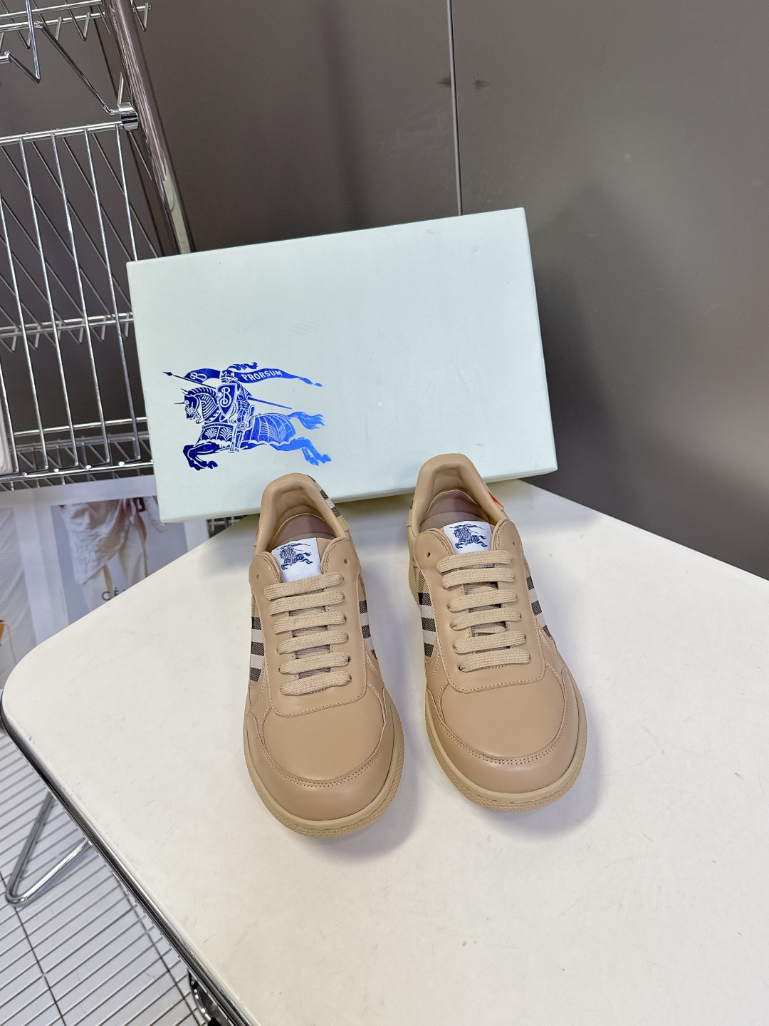 巴宝莉Burberry2025秋冬最新情侣款休闲鞋 运动鞋超多明星时尚博主种草 经典的休闲板鞋设计 细节