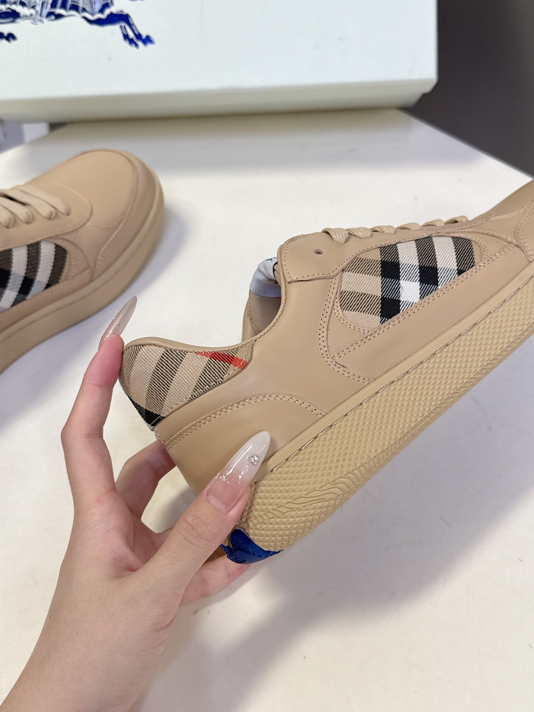 巴宝莉Burberry2025秋冬最新情侣款休闲鞋 运动鞋超多明星时尚博主种草 经典的休闲板鞋设计 细节