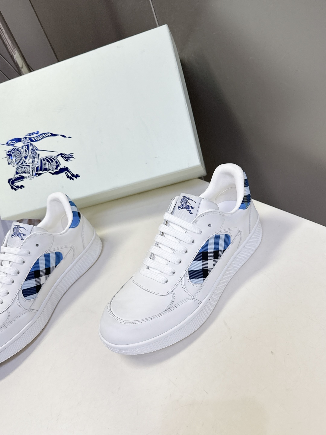 巴宝莉Burberry2025秋冬最新情侣款休闲鞋 运动鞋超多明星时尚博主种草 经典的休闲板鞋设计 细节