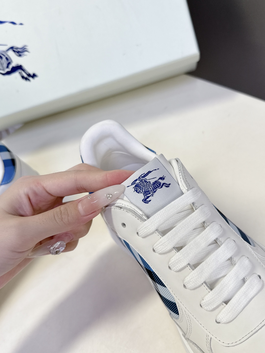 巴宝莉Burberry2025秋冬最新情侣款休闲鞋 运动鞋超多明星时尚博主种草 经典的休闲板鞋设计 细节