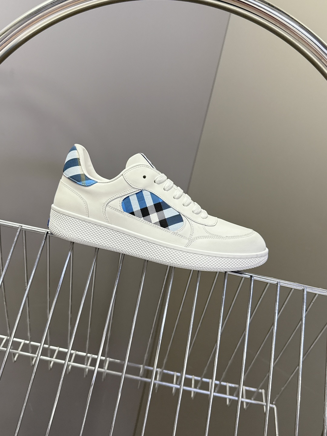 巴宝莉Burberry2025秋冬最新情侣款休闲鞋 运动鞋超多明星时尚博主种草 经典的休闲板鞋设计 细节