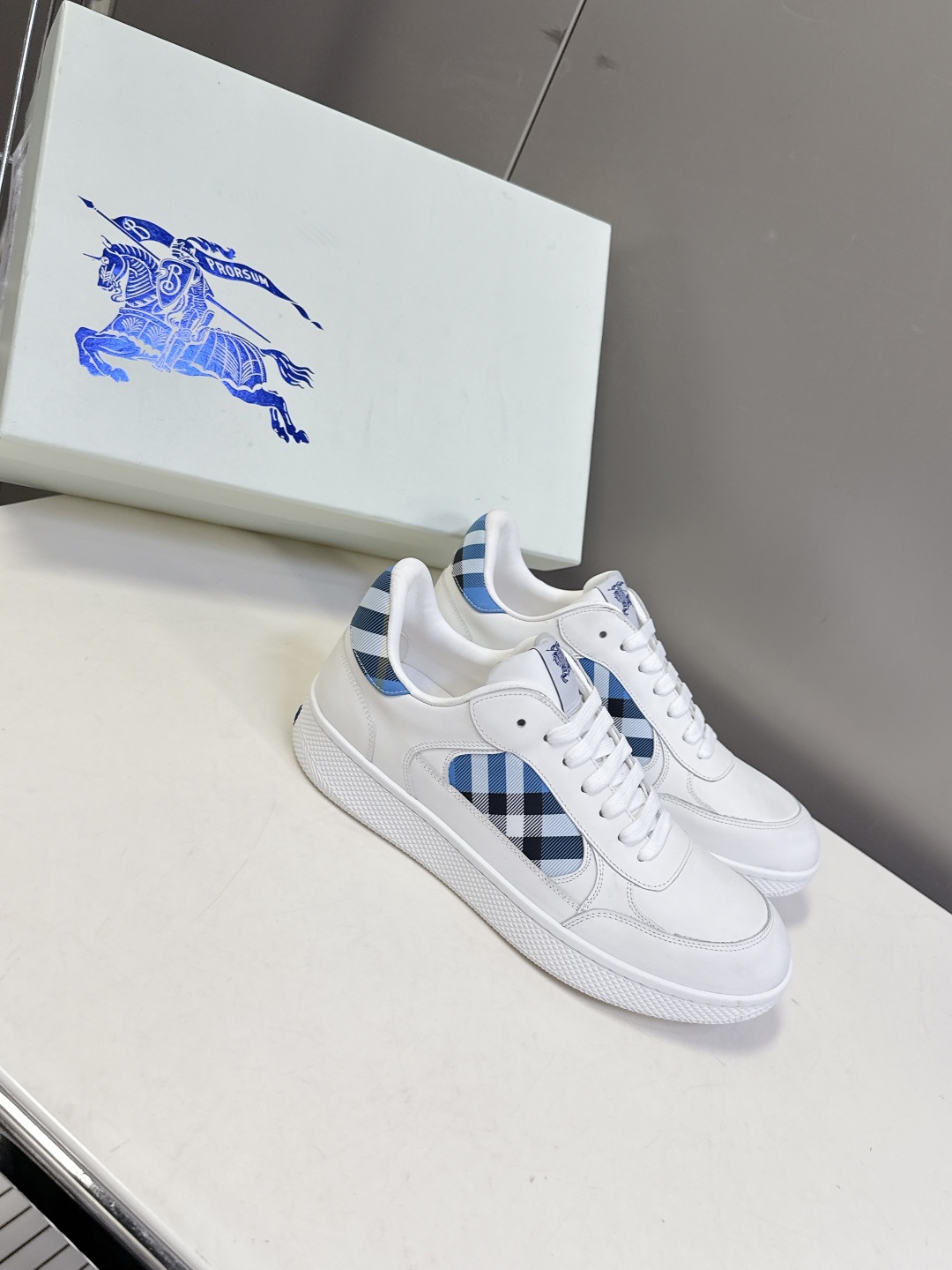 巴宝莉Burberry2025秋冬最新情侣款休闲鞋 运动鞋超多明星时尚博主种草 经典的休闲板鞋设计 细节