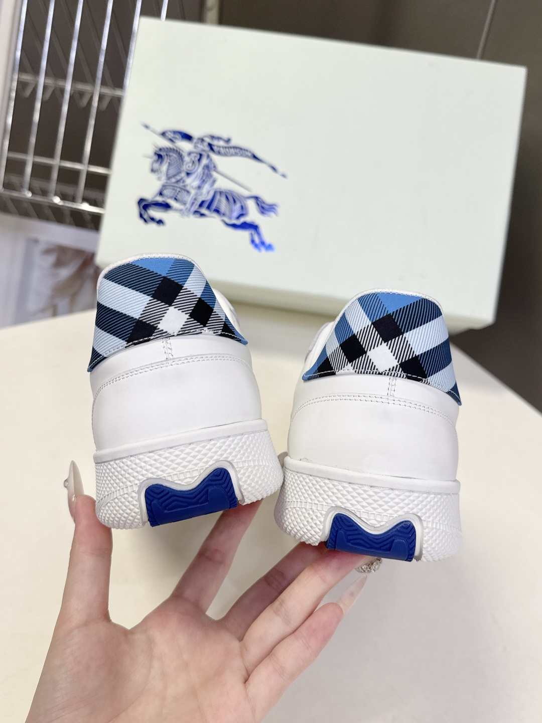 巴宝莉Burberry2025秋冬最新情侣款休闲鞋 运动鞋超多明星时尚博主种草 经典的休闲板鞋设计 细节
