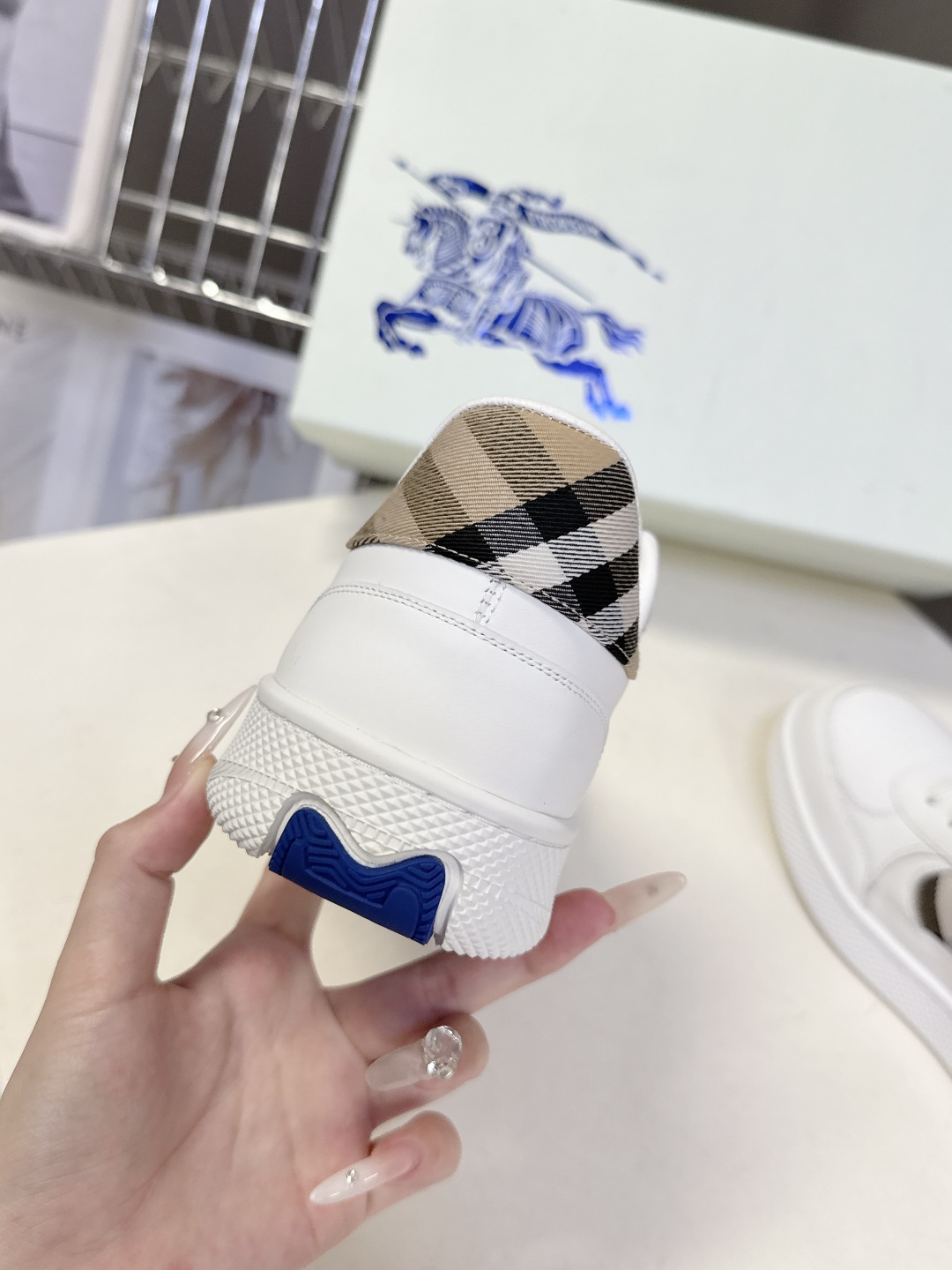 巴宝莉Burberry2025秋冬最新情侣款休闲鞋 运动鞋超多明星时尚博主种草 经典的休闲板鞋设计 细节