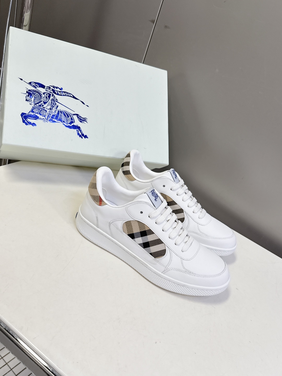 巴宝莉Burberry2025秋冬最新情侣款休闲鞋 运动鞋超多明星时尚博主种草 经典的休闲板鞋设计 细节