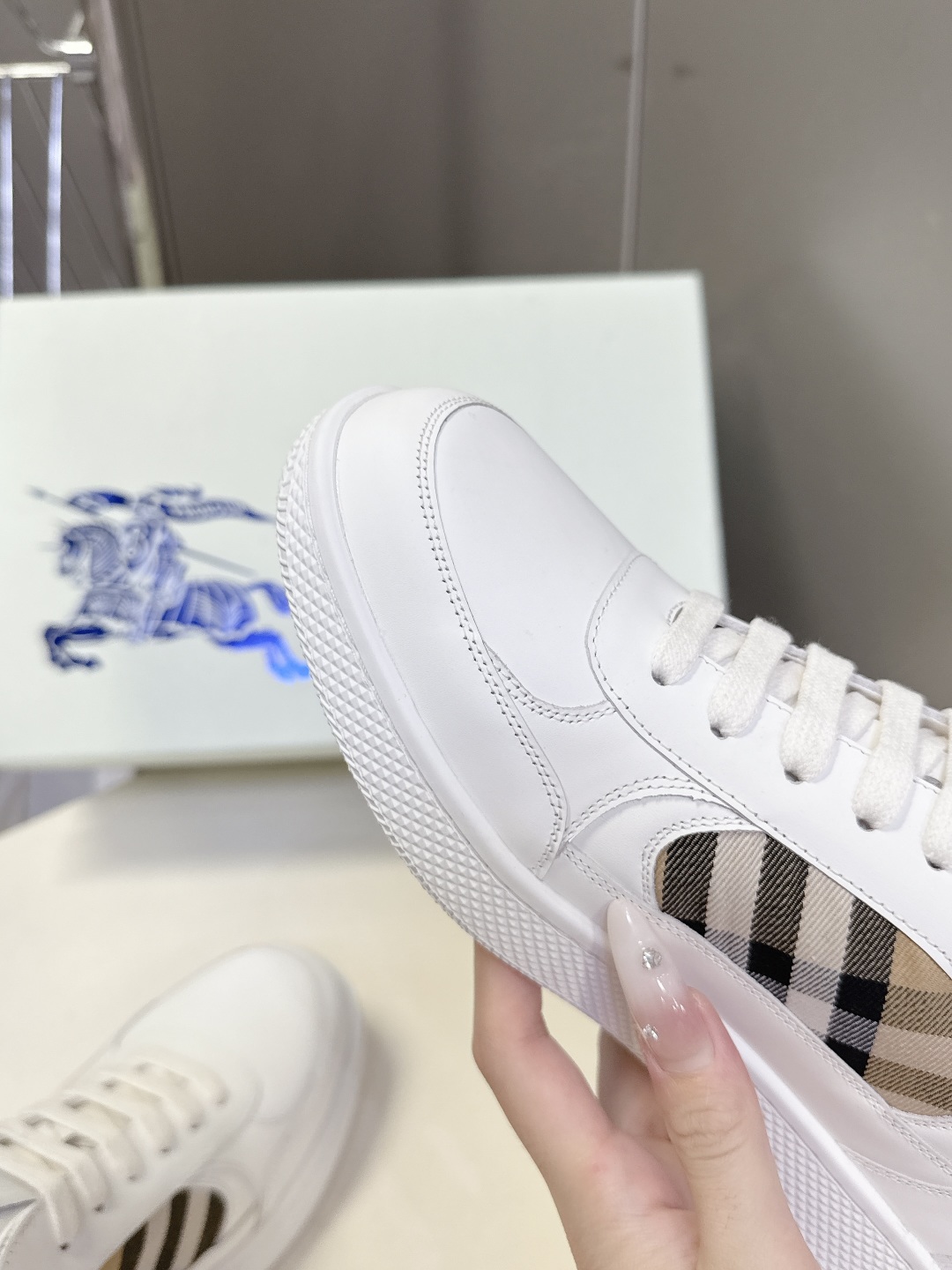 巴宝莉Burberry2025秋冬最新情侣款休闲鞋 运动鞋超多明星时尚博主种草 经典的休闲板鞋设计 细节