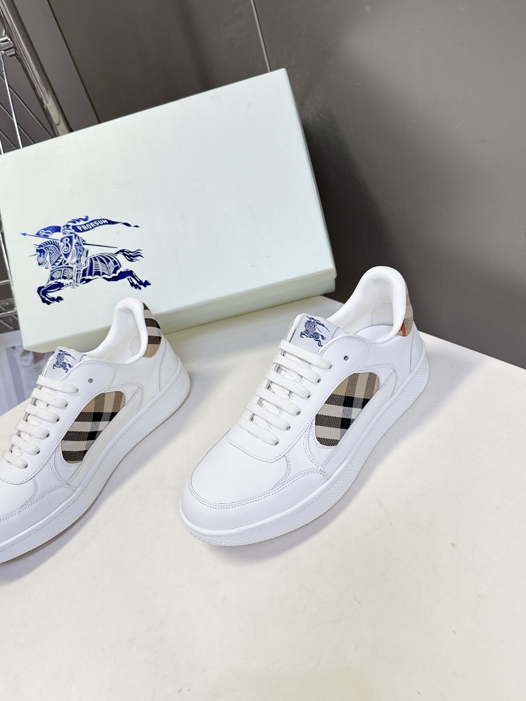 巴宝莉Burberry2025秋冬最新情侣款休闲鞋 运动鞋超多明星时尚博主种草 经典的休闲板鞋设计 细节