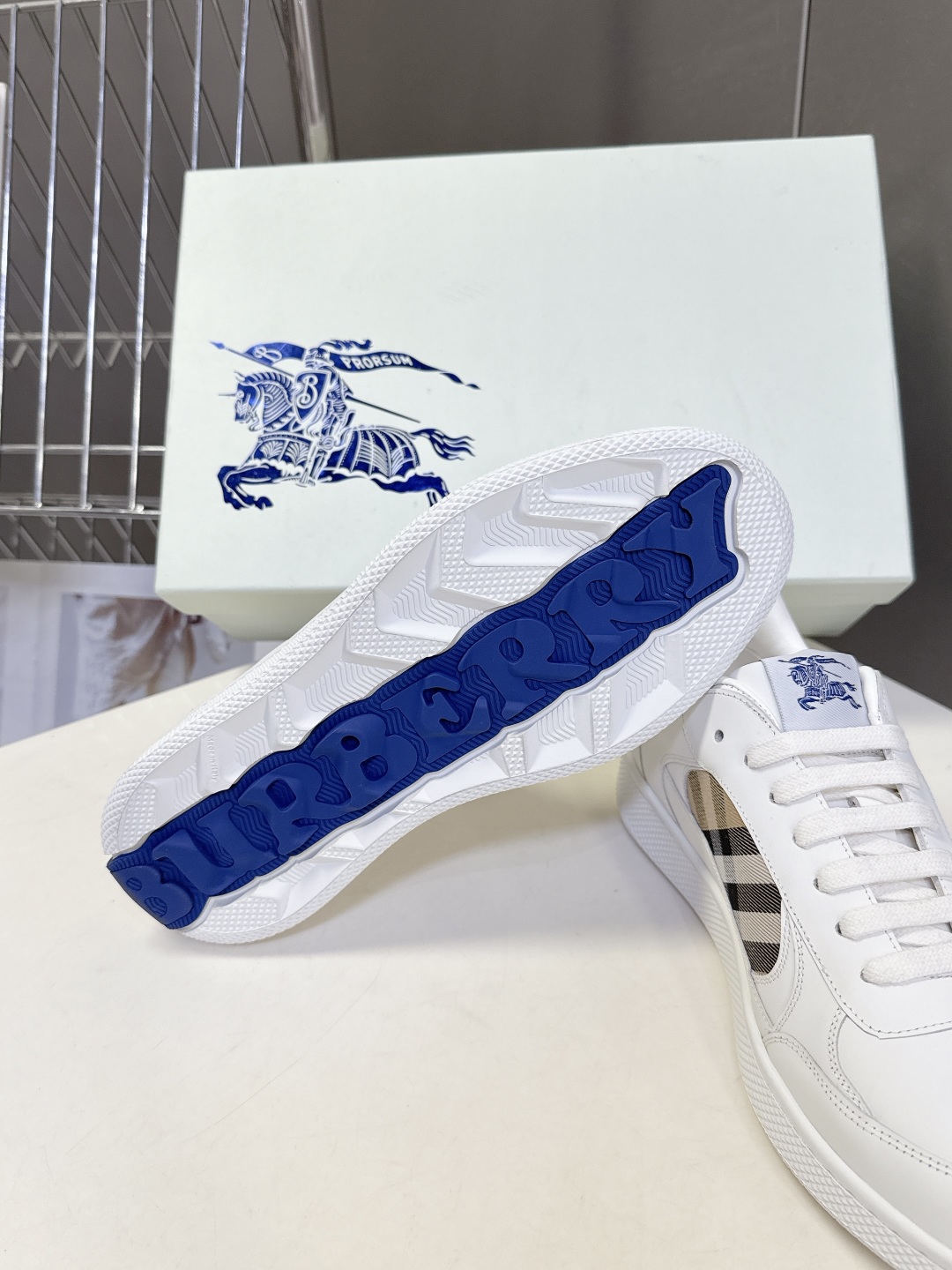 巴宝莉Burberry2025秋冬最新情侣款休闲鞋 运动鞋超多明星时尚博主种草 经典的休闲板鞋设计 细节
