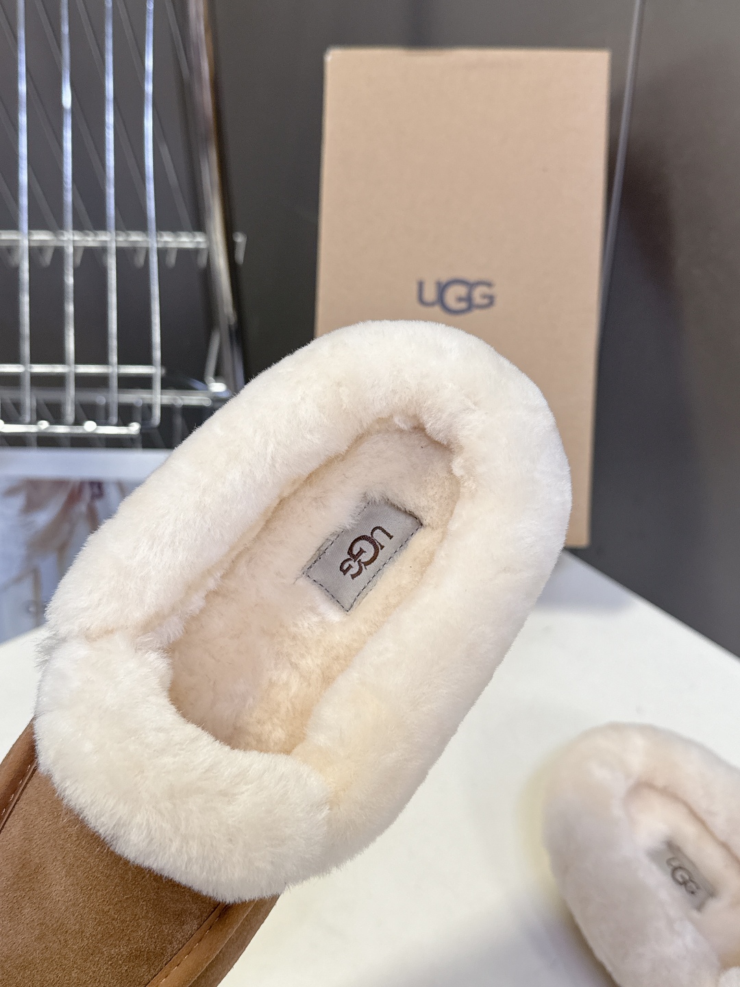 UGG秋冬最新款毛毛鞋 豆豆鞋 超多明星网红种草 看多了经典款 需要一些点缀 成为寒冬流行穿搭的主流趋势