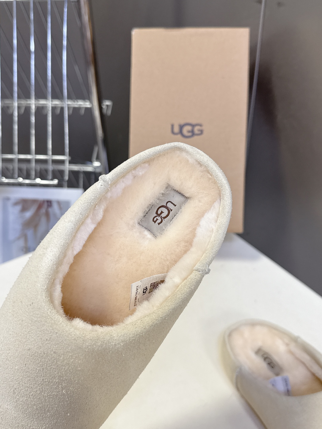 UGG秋冬最新款毛毛鞋 勃肯拖 超多明星网红种草 看多了经典款 需要一些点缀 成为寒冬流行穿搭的主流趋势