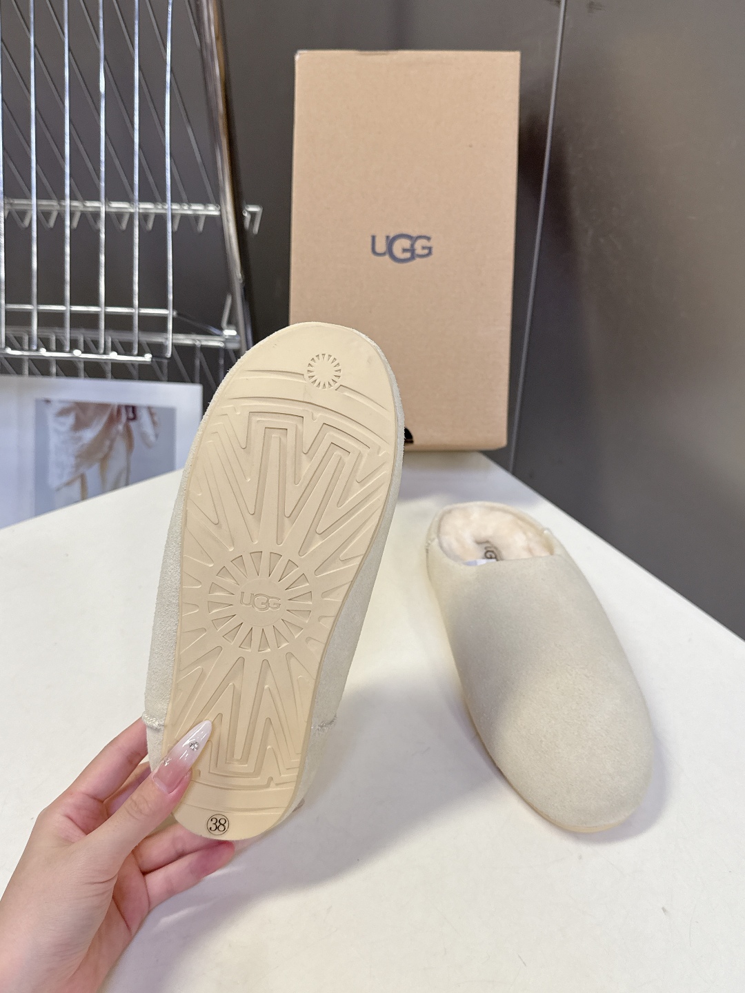 UGG秋冬最新款毛毛鞋 勃肯拖 超多明星网红种草 看多了经典款 需要一些点缀 成为寒冬流行穿搭的主流趋势