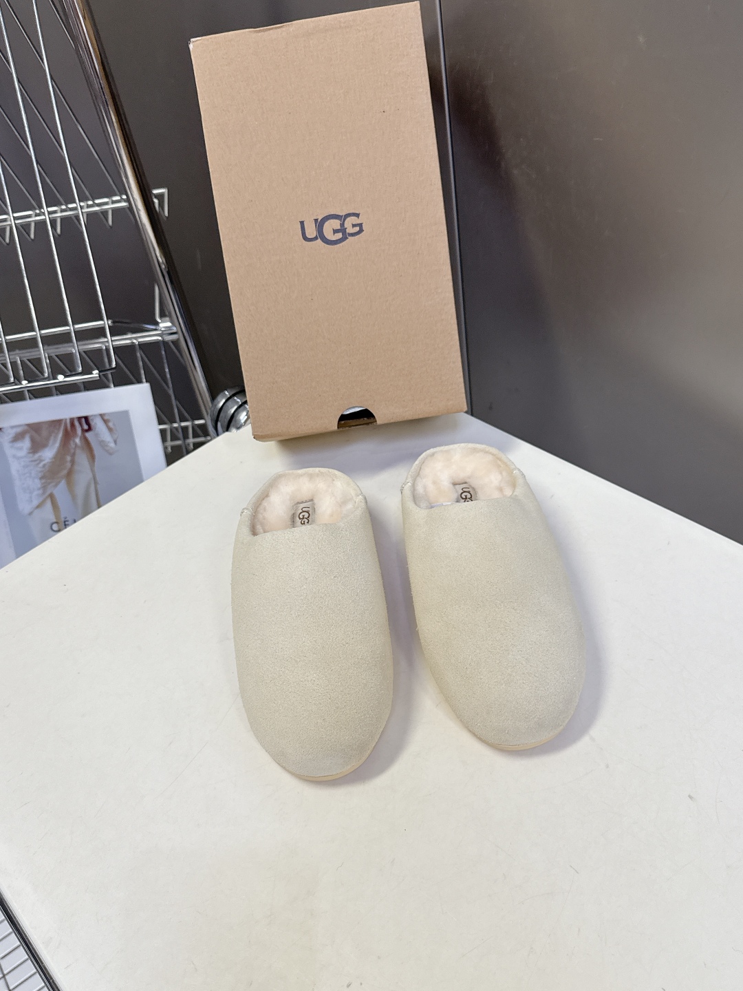 UGG秋冬最新款毛毛鞋 勃肯拖 超多明星网红种草 看多了经典款 需要一些点缀 成为寒冬流行穿搭的主流趋势