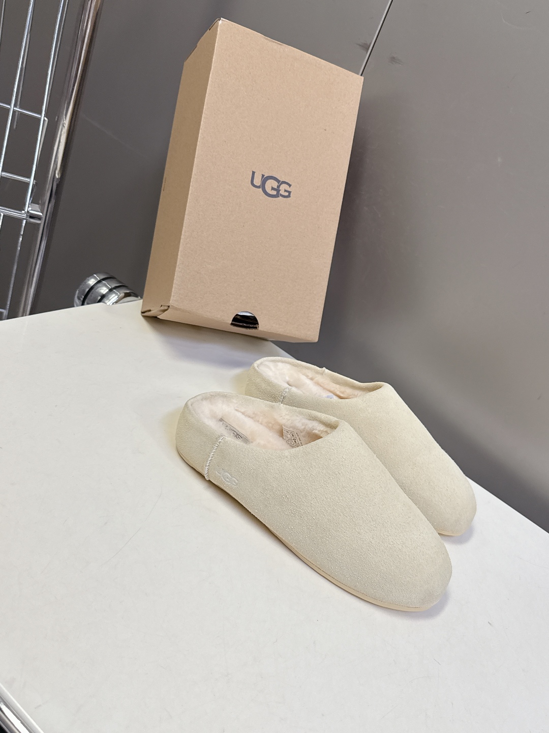 UGG秋冬最新款毛毛鞋 勃肯拖 超多明星网红种草 看多了经典款 需要一些点缀 成为寒冬流行穿搭的主流趋势
