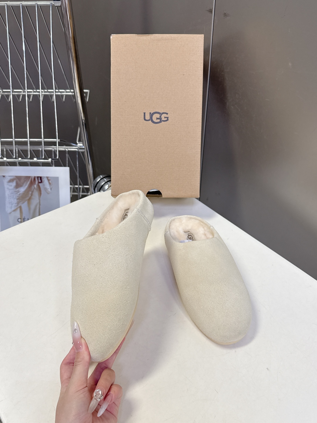 UGG秋冬最新款毛毛鞋 勃肯拖 超多明星网红种草 看多了经典款 需要一些点缀 成为寒冬流行穿搭的主流趋势
