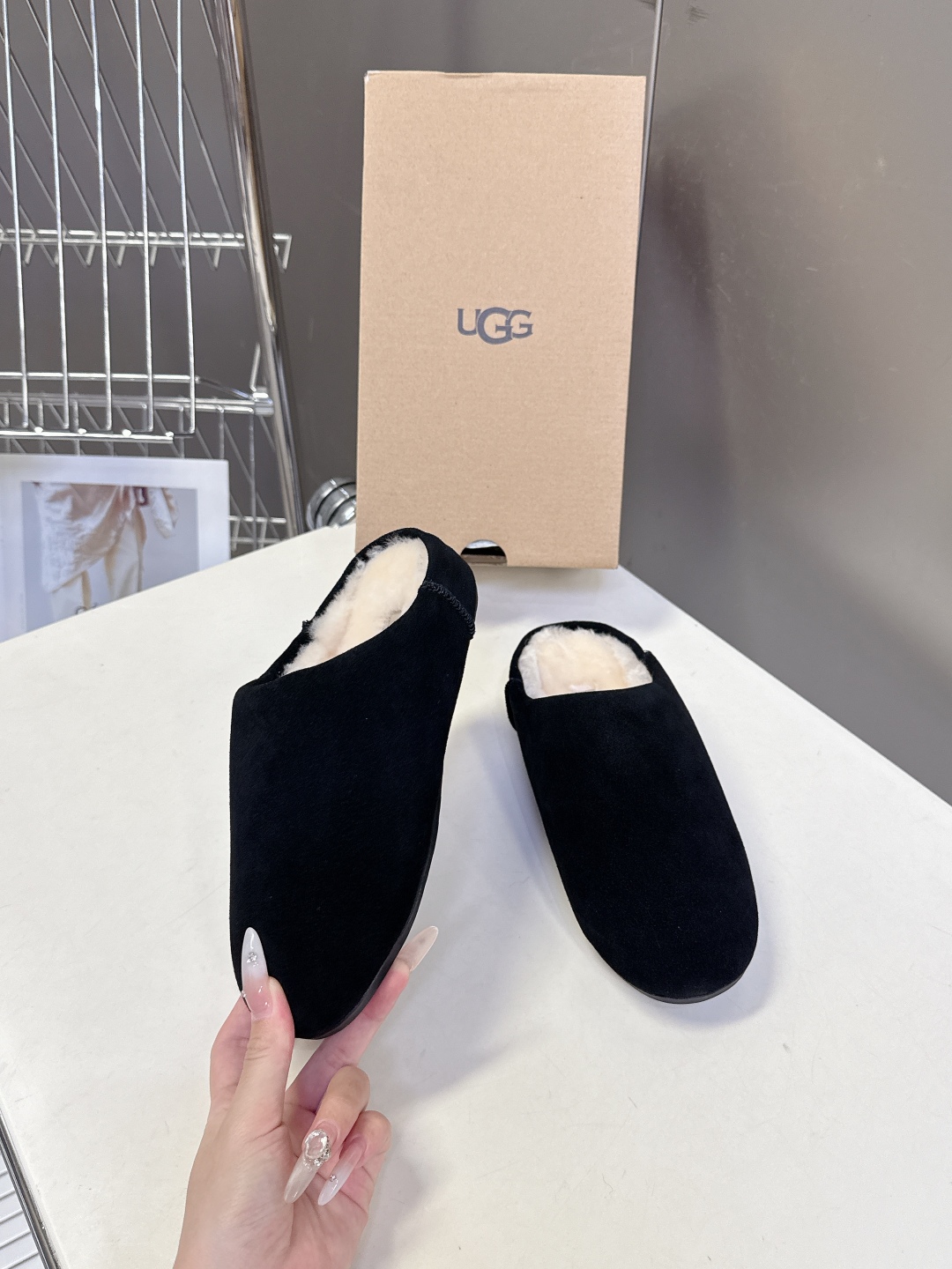 UGG秋冬最新款毛毛鞋 勃肯拖 超多明星网红种草 看多了经典款 需要一些点缀 成为寒冬流行穿搭的主流趋势